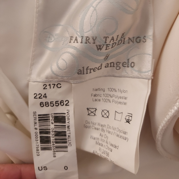 Disney Fairy Tale Wedding Dress- Alfred Angelo Disney Collection- Belle- size 0 - Picture 2 of 4
